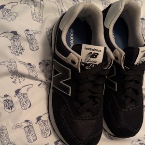 New Balance woman Black and White Sneakers574